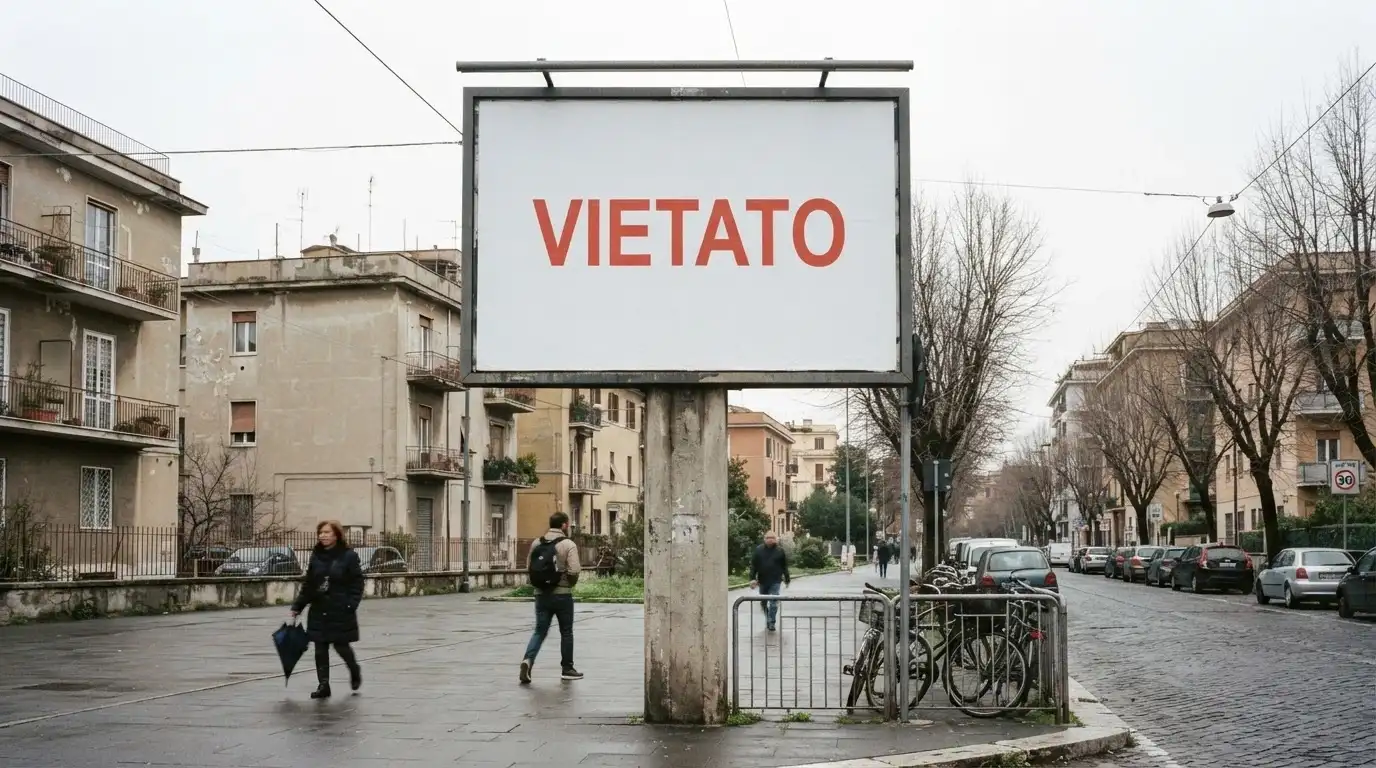 Cartellone pubblicitario vuoto con la scritta «vietato» in sovrimpressione
