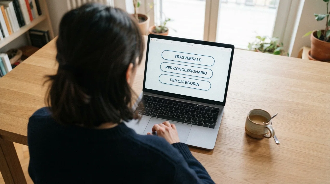 Una persona che digita su un computer, sullo schermo appare l'interfaccia del Registro Unico degli Autoesclusi con tre opzioni selezionabili: trasversale, per concessionario, per categoria di gioco